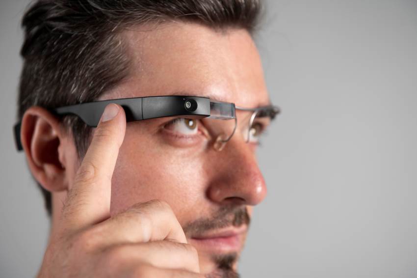 Smart glasses with built-in speakers and fitness tracking